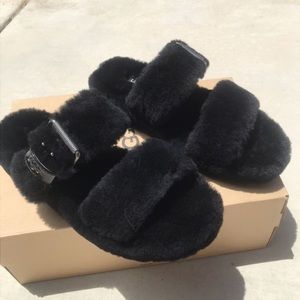ugg’s black slide